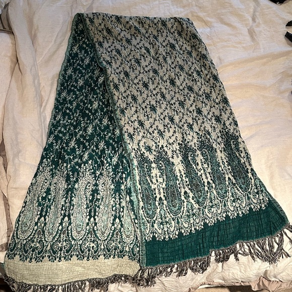 BNWOT Green Boho Patterned Scarf Shawl - Picture 2 of 4
